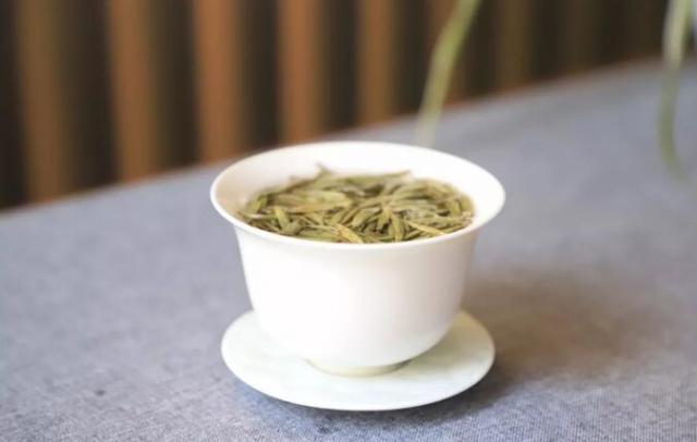 白茶茶饼好还是散茶好？（白茶茶饼好还是散茶好）